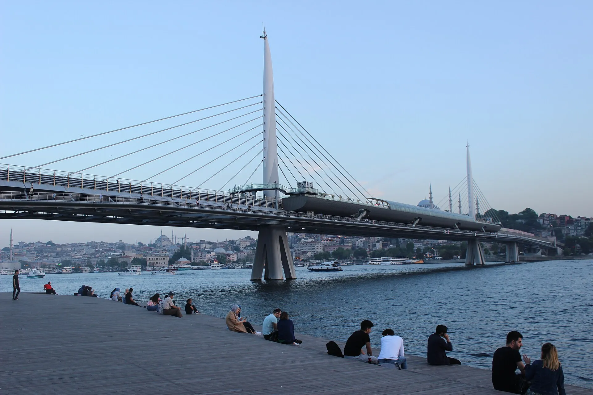 Most Zlatý roh v Istanbulu – průvodce po Haliç Köprüsü
