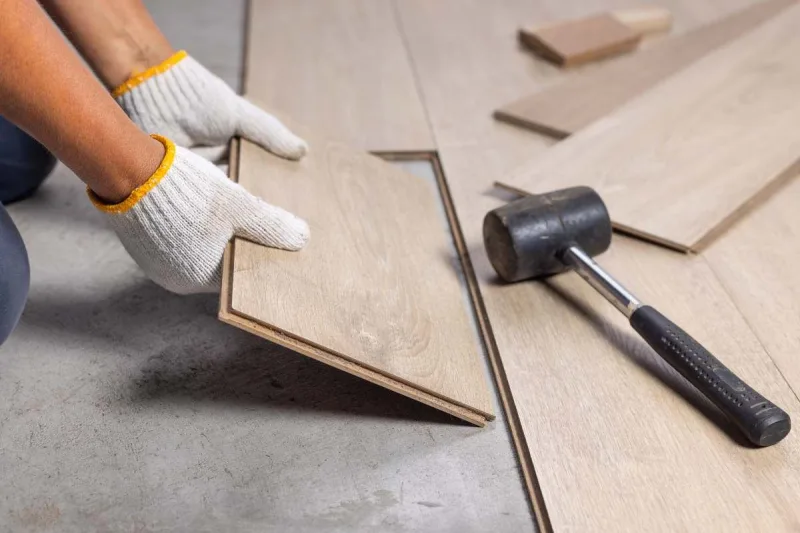 Plytelių, laminato ir grindų dangos klojimas