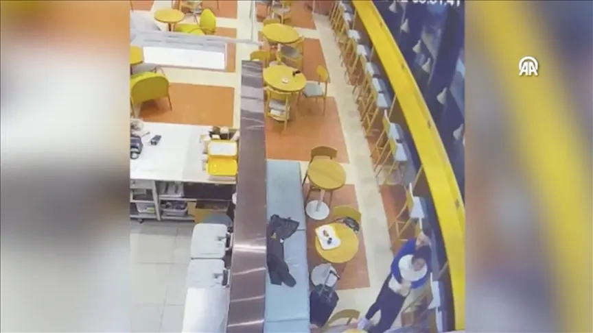 Une femme qui avait de la nourriture coincée dans sa gorge à l'aéroport d'Istanbul a été sauvée grâce à la manœuvre de Heimlich.