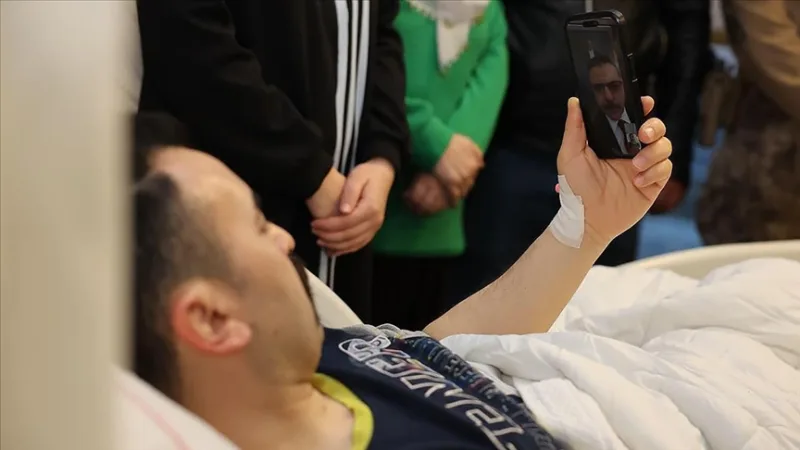 시프치 내무부 장관이 카이세리에서 작전 중 부상당한 경찰관과 전화로 대화하고 있습니다.