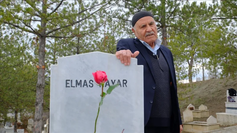 In Çorum geht der 84-jährige İbrahim Kayar jedes Jahr am 14. Februar mit roten Rosen zum Grab seiner Frau, die er vor 10 Jahren verloren hat