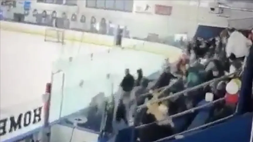 V USA zemřeli dva lidé v důsledku střelby během hokejového zápasu na střední škole.