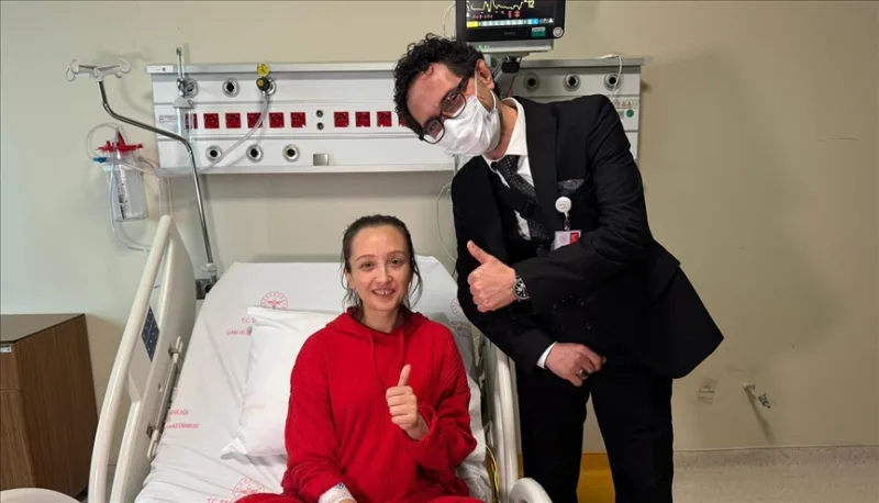 인공 심장으로 생명을 유지한 아이일디즈는 이제 환자들을 격려합니다.