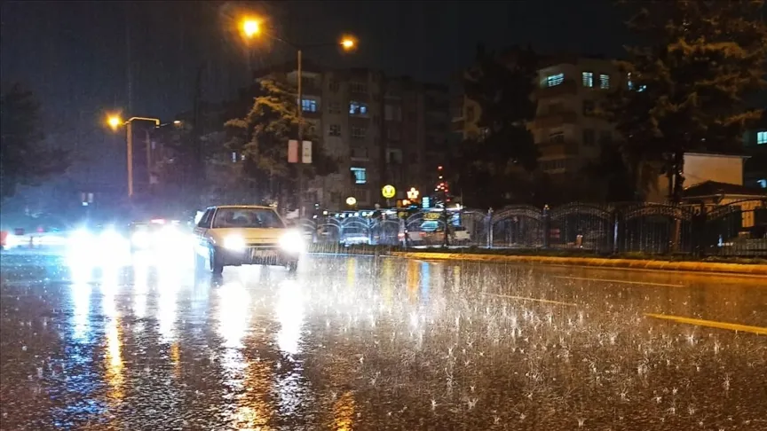 샨루르파에서 폭우로 인해 4개 구역에서 수업이 중단되었다