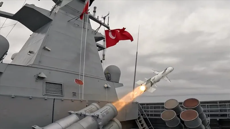 El misil antinave ATMACA alcanzó su objetivo terrestre con precisión