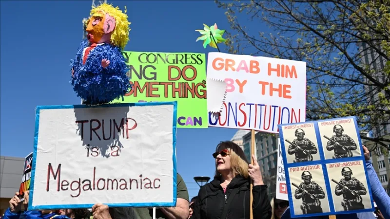 En Estados Unidos se organizó una protesta contra la administración Trump bajo el lema «No a los reyes»