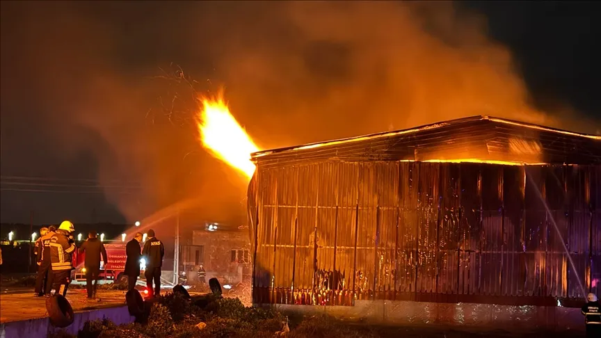 يجري حالياً إخماد حريق اندلع في مصنع للورق في عثمانية