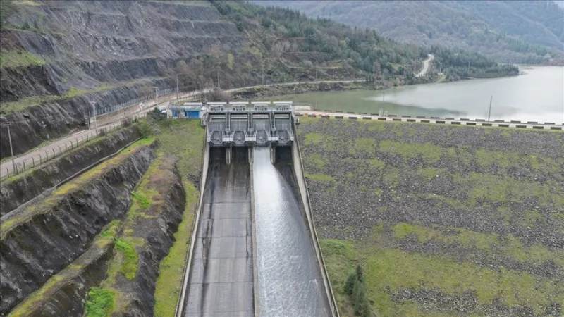 El agua que se libera de la presa de Yuvacık, que ha alcanzado su nivel máximo de llenado, se desvía hacia el lago Sapanca