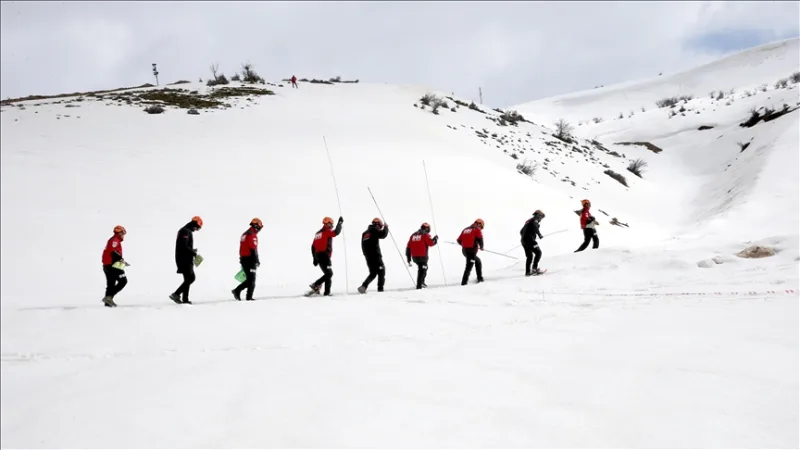 Entrenamiento intensivo en la nieve para un equipo voluntario de búsqueda y rescate destinado a intervenir en avalanchas