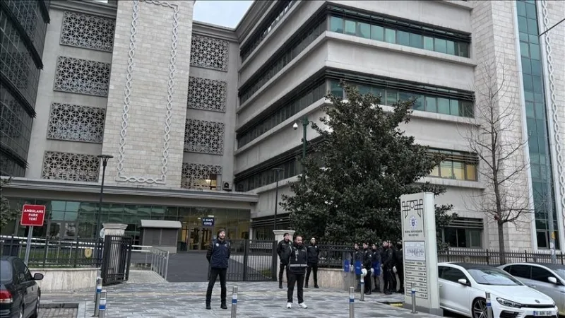 El alcalde de Bursa, Mustafa Bozbey, y 56 sospechosos fueron puestos a disposición judicial