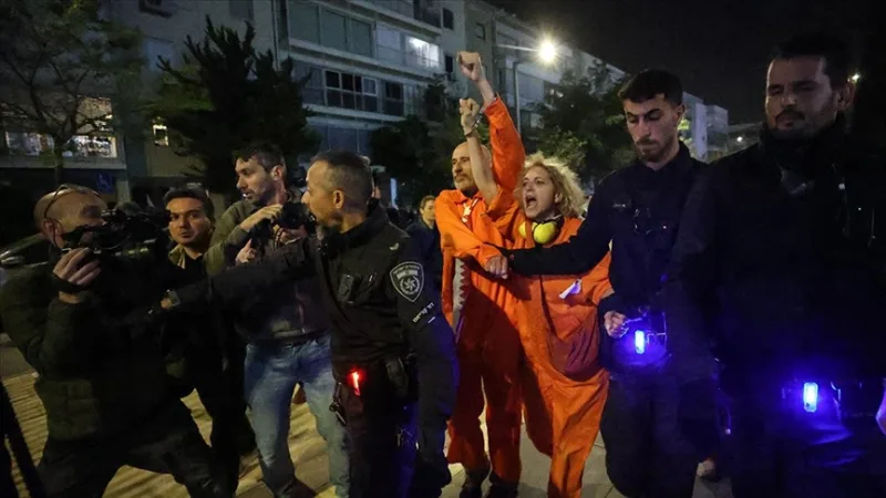 En Tel Aviv, la capital de Israel, la policía dispersó a los manifestantes contra la guerra con una intervención contundente