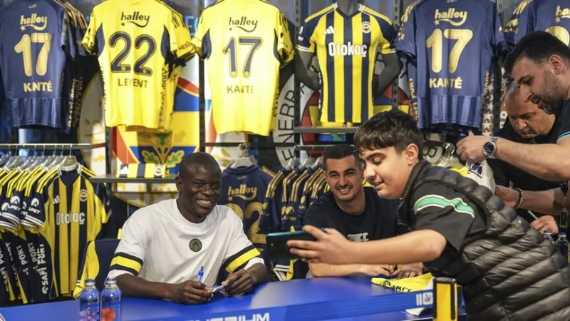 Fenerbahçen jalkapalloilijat Kante ja Levent Mercan tapasivat faneja nimikirjoitustilaisuudessa