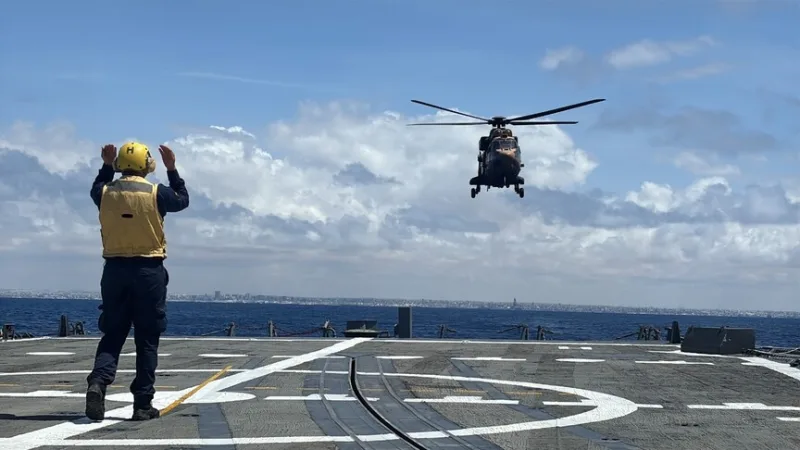Treinamento de aterragem e descolagem de helicópteros turcos em navios ao largo da costa da Somália