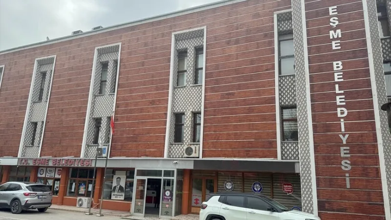 Starosta města Eşme Tozan a dva zaměstnanci městského úřadu byli zadrženi v rámci vyšetřování podezření z úplatkářství