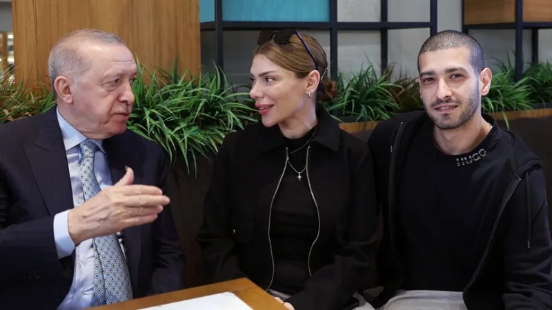 تحدث الرئيس أردوغان مع المواطنين في أحد المقاهي في بيوغلو