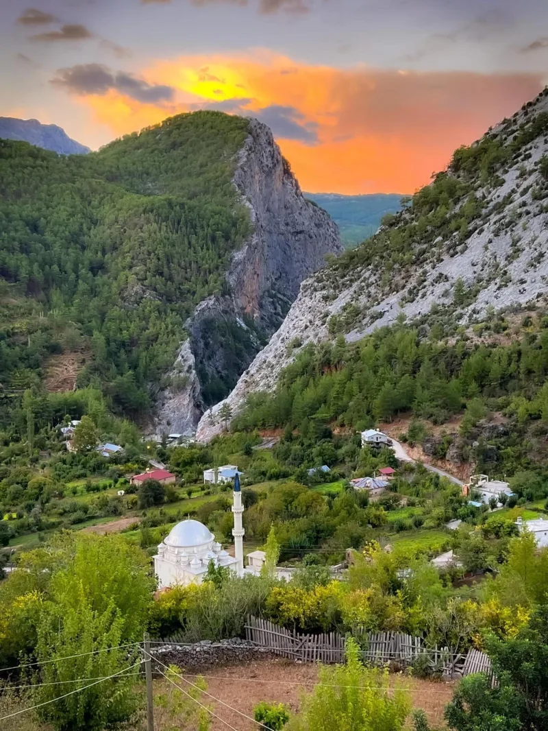 Verborgene Schätze des Dim Valley: Dörfer und Schluchten