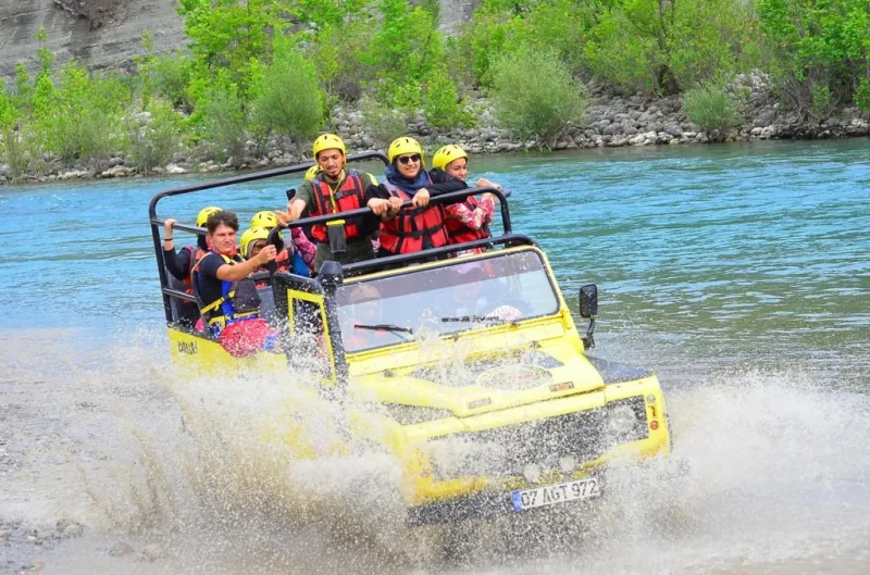 Ein 4-in-1-Abenteuer voller Adrenalin: Rafting, Jeep-Safari, Quad-Safari, Seilrutsche