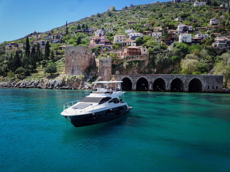 Kreuzfahrt mit einer Luxusyacht entlang der malerischen Küste von Alanya