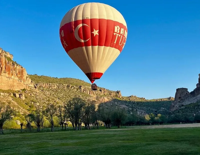 Eine Fahrt mit dem Heißluftballon in Ichlar